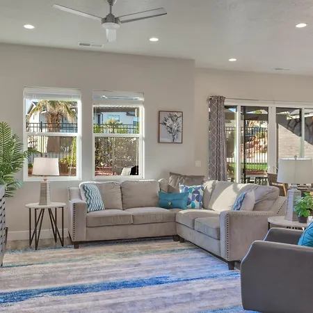 Ocotillo Springs: Spacious Group Retreat with Community Pool